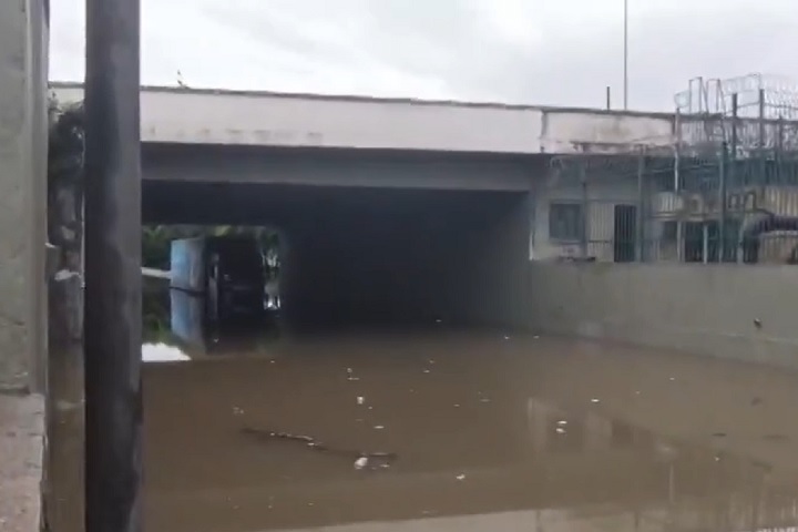 Em Salto, o Rio Tietê ficou com um volume cinco vezes maior que o normal por causa das chuvas. A água também invadiu casas e praças.