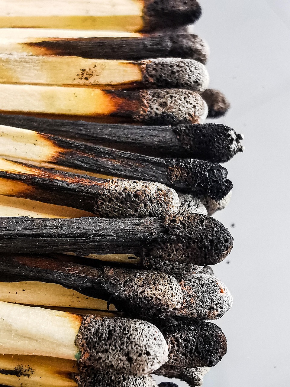 Mais tarde, em 1845, o austríaco Anton Schrötter desenvolveu o fósforo vermelho, que era mais seguro e levou à criação dos fósforos de segurança modernos por Johan Edvard Lundstrom.