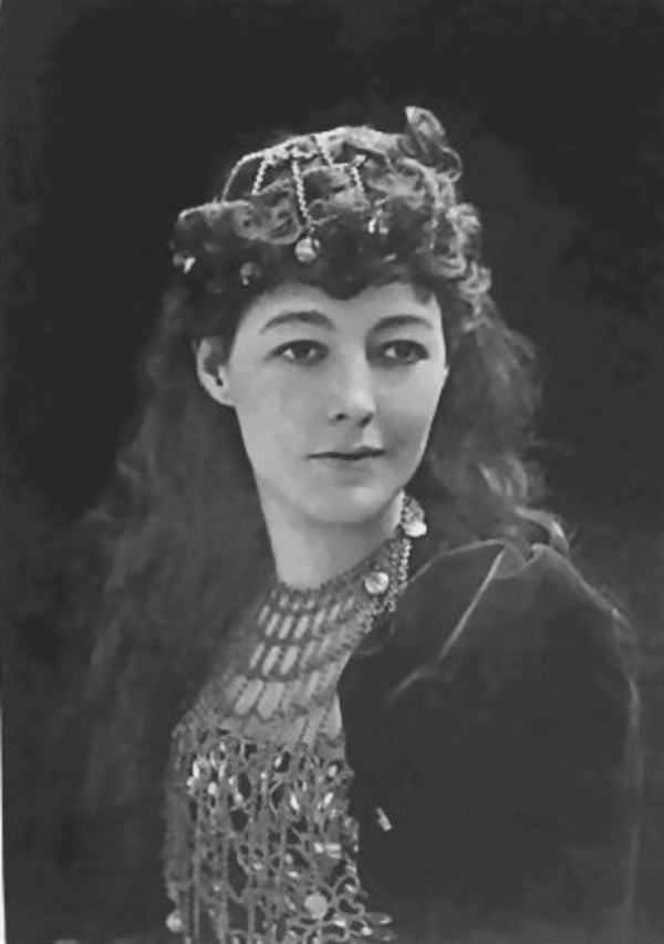 Em 1894, May Yohé se casou com Lord Francis Hope e tornou-se proprietária do Diamante Hope. Depois da separação do casal, May roteirizou um seriado de 15 capítulos, em 1921, intitulado 'The Romance of the Hope Diamond'.