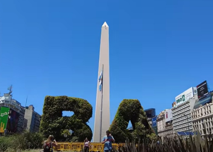 Obelisco - Inaugurado em 1936, o Obelisco é um dos monumentos mais emblemáticos de Buenos Aires. Localizado na Avenida 9 de Julio, marca o local onde a bandeira argentina foi hasteada pela primeira vez em 1812.