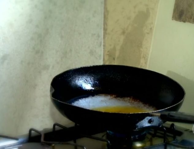 Elisângela Oliveira de Jesus, de 33 anos, ia fritar um ovo e na hora de quebrá-lo num copo (para verificar se não estava estragado), ela não percebeu que havia água no recipiente. 