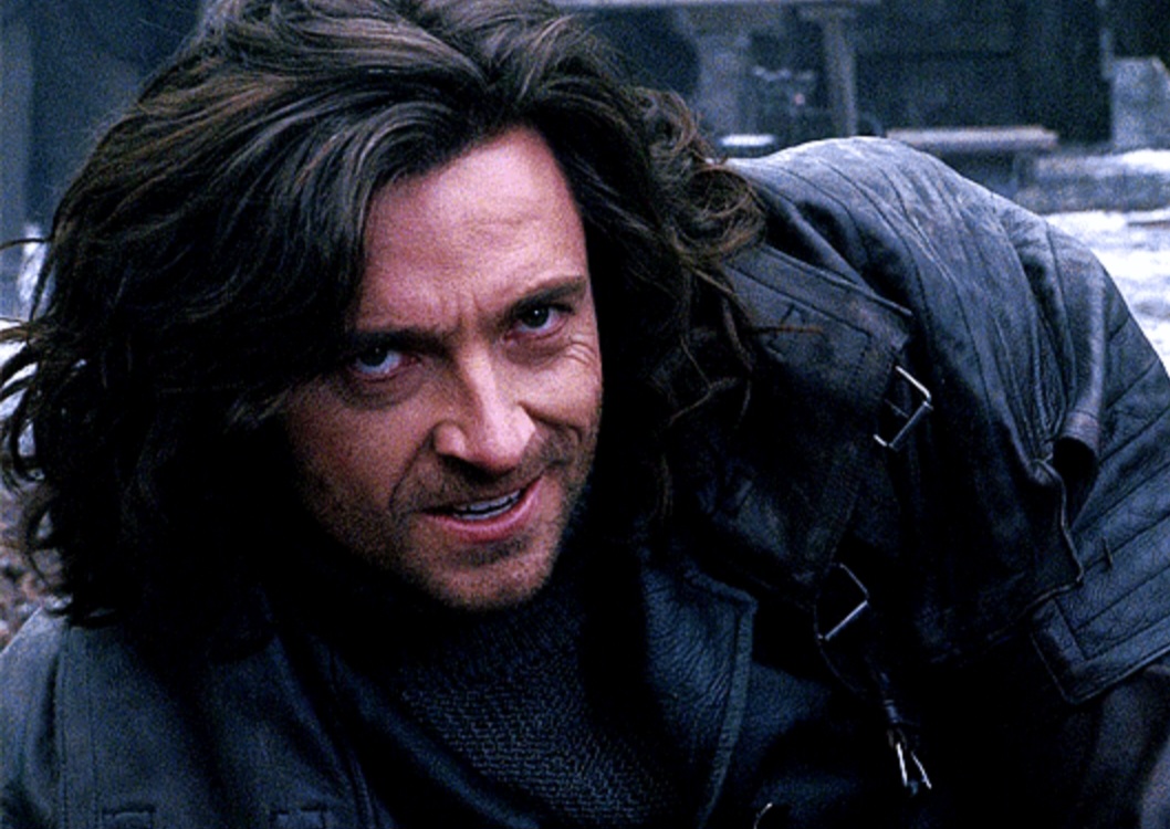 Hugh Jackman surge como Gabriel Van Helsing em Van Helsing (2004-2016). Neste caso, ele não era um lobisomen, mas, sim, um caçador. O filme de ação reimagina o famoso caçador de monstros como um herói que enfrenta criaturas como vampiros, lobisomens e Drácula. Disponível na Amazon e na Apple TV.