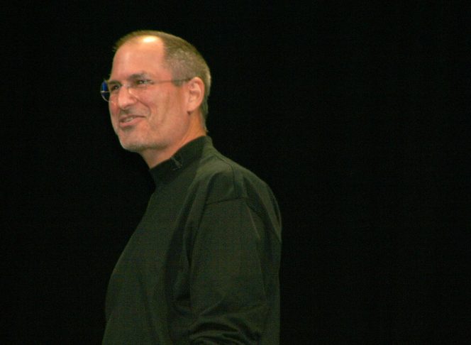 A virada da marca ocorreu com o retorno de Steve Jobs em 1997, após a aquisição da NeXT, empresa que ele fundou após deixar a Apple.