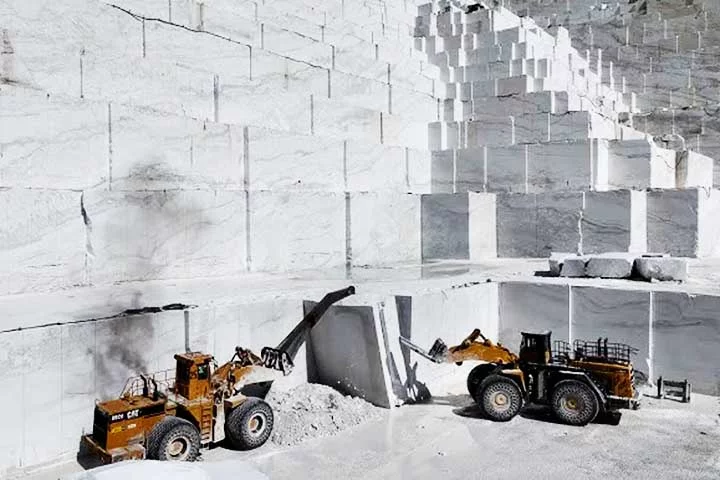 A produção de mármore envolve a extração da rocha em pedreiras, seguida pelo corte em placas ou peças menores. Grandes blocos são cortados e polidos para comercialização. 
