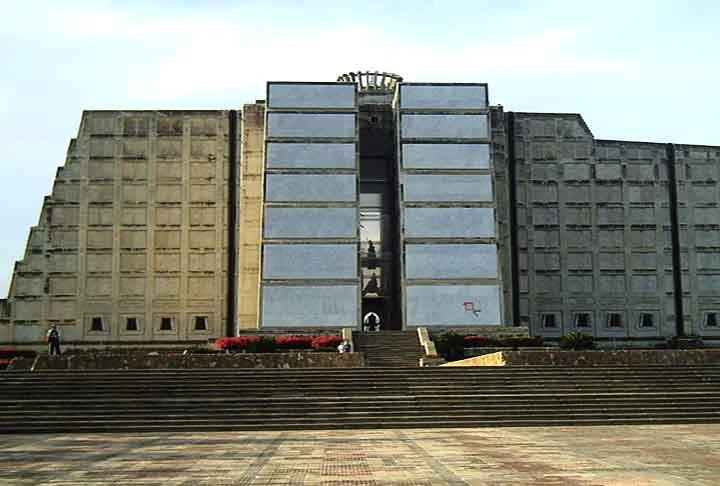 A expedição de Colombo era formada por três embarcações (Niña, Pinta e Santa María), que desembarcaram em uma ilha, Guanahani, onde atualmente se localiza as Bahamas. Na imagem, o Farol de Colombo, monumento localizado em Santo Domingo Este, na República Dominicana.