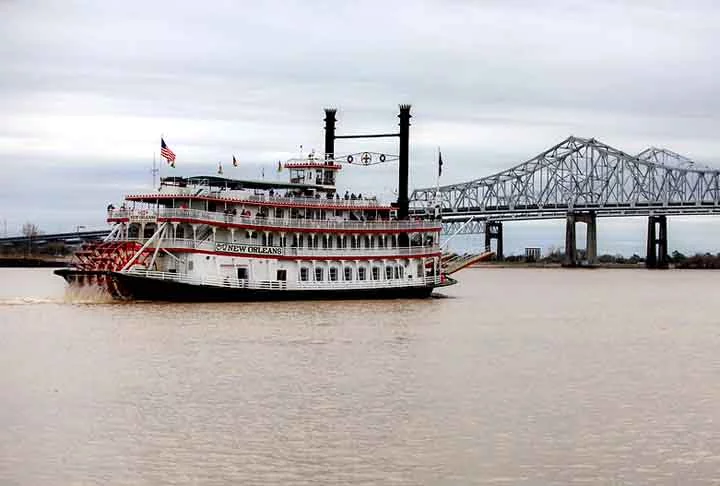 O maior motivo de sua poluição é o constante lançamento de dejetos, derramamentos de óleo, produtos químicos agrícolas e industriais. E por conta dos níveis de escoamento de fertilizantes à base de nitrogênio, a cadeia alimentar e a vida aquática ficam prejudicadas.