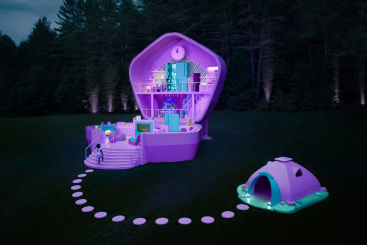 Iniciativas retrô, como a casa da Polly Pocket no Airbnb, também estão em alta. Esse movimento sugere uma busca por conforto e escapismo diante das incertezas do mundo atual.