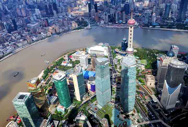 A maior causa da poluição do Yangtzé foi a rápida industrialização, crescimento de algas devido à eutrofização (poluição causada por despejo de resíduos domésticos e industriais),  o que causou efeitos negativos, incluindo morte da vida aquática.