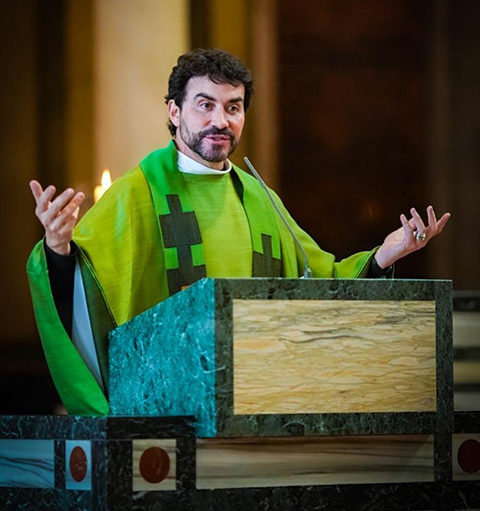 Na hierarquia católica, um padre está atrás de bispo, arcebispo, cardeal e o papa, mas à frente de diácono. Ele precisa aderir ao celibato, ou seja, não pode se relacionar amorosamente com ninguém.