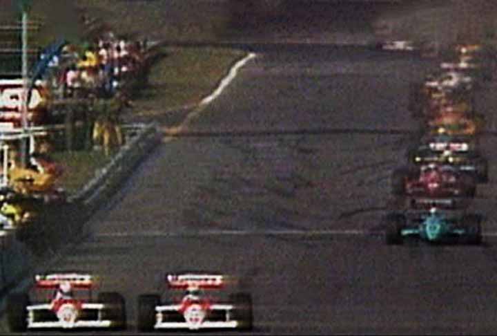Um acidente envolvendo Gerhard Berger na quarta volta parou a corrida. No reinício, Prost levou a melhor entre os dois, mas Senna forçou seu caminho na primeira curva, quebrando o acordo feito no início da corrida e deixando o francês furioso.