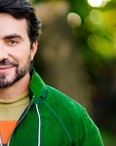 Mineiro de Formiga, o padre Fábio de Melo também é cantor, músico, escritor de livros, professor universitário e apresentador. Ele nasceu em 3 de abril de 1971. 