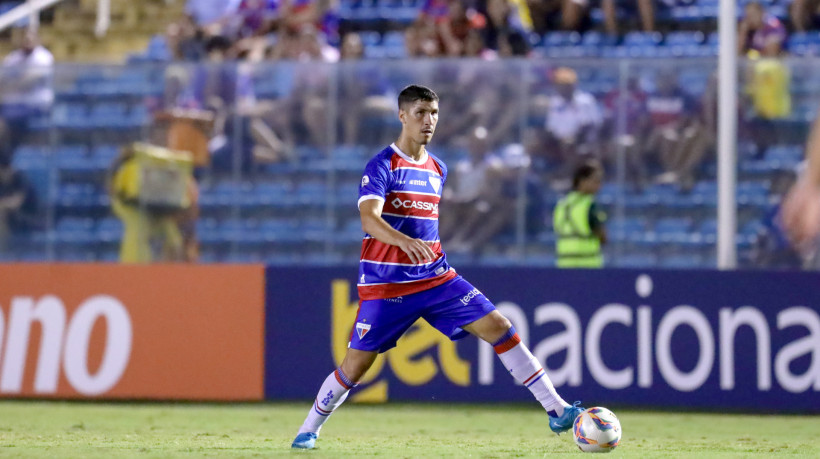 Zagueiro Cardona no jogo Fortaleza x Maracanã, no PV, pelo Campeonato Cearense 2025
