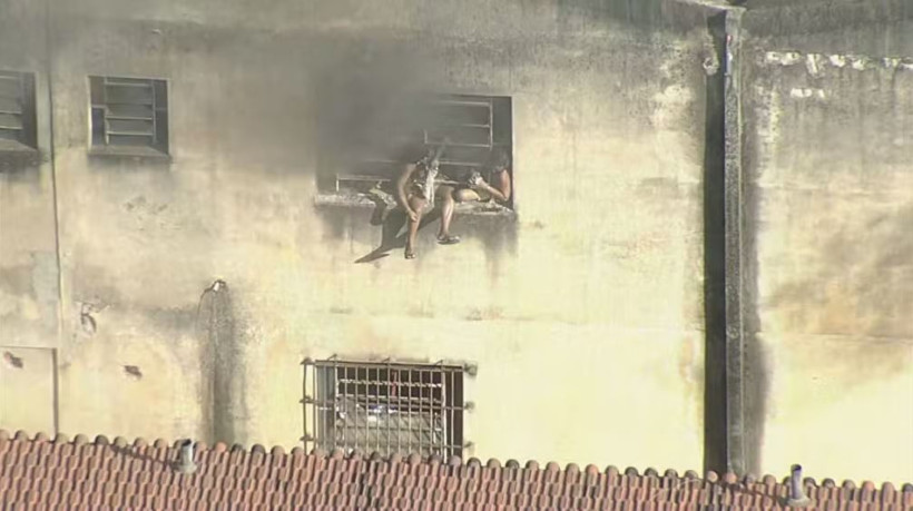 Trabalhadores de fábrica têxtil que pegou fogo no Rio de Janeiro gritavam por socorro em janela do prédio