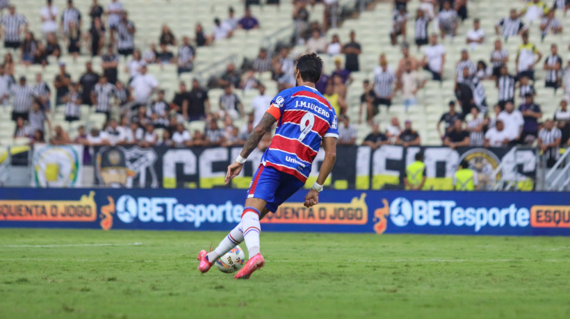 Atacante Lucero no Clássico-Rei entre Fortaleza x Ceará, no Castelão, pelo Campeonato Cearense 2025