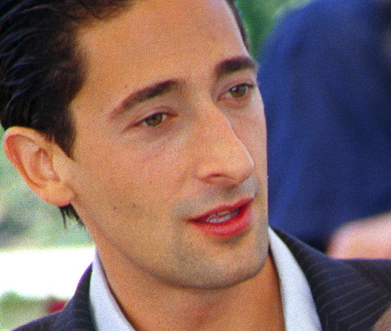Nascido em 14 de abril de 1973, no bairro do Queens, em Nova York, Adrien Brody cresceu em um ambiente artístico que influenciou sua trajetória de vida. 