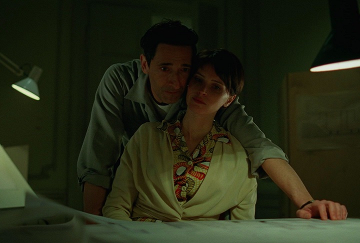 A trama acompanha Lászlo Tóth, um arquiteto judeu húngaro que sobrevive ao Holocausto e busca reconstruir sua vida nos Estados Unidos, enfrentando dificuldades para se estabelecer.