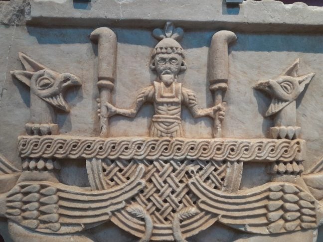 Com o aumento do poder cristão, símbolos pagãos foram suprimidos, e o túmulo de Alexandre foi escondido para evitar profanação. 