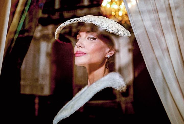 No filme, Jolie interpreta os últimos dias de vida da cantora de ópera greco-americana Maria Callas, que ficou conhecida como uma das mais célebres sopranos do século 20.