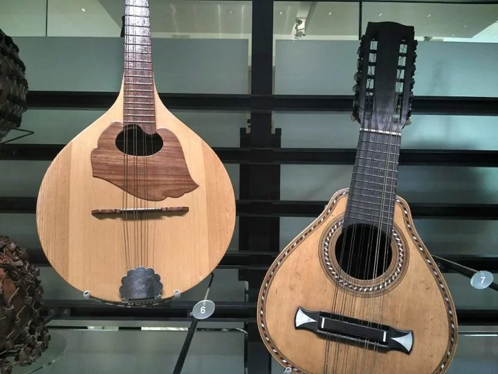 O bandolim, instrumento de cordas dedilhadas, também é um dos pilares do gênero, com Jacob do Bandolim sendo um dos seus maiores expoentes. Veja alguns dos artistas que foram pioneiros do choro no Brasil!