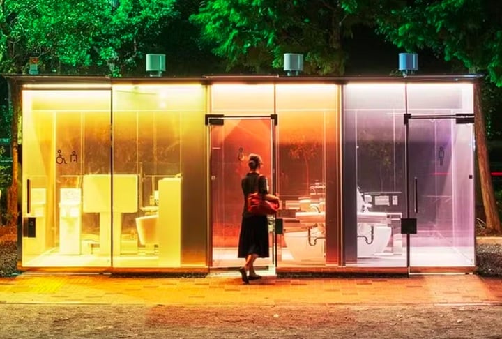 2) Tóquio, Japão - Chamado de Yoyogi Fukamachi Mini Park, esse banheiro foi projetado pelo arquiteto japonês Shigeru Ban e se tornou um ícone do país.