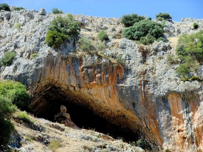 As relíquias foram encontradas na Caverna dos Morcegos (“Cueva de los Murciélagos“), que fica localizada em Granada, no sul da Espanha.
