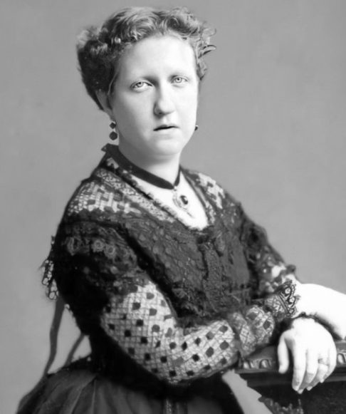  A Princesa Isabel do Brasil (1846-1921) foi a filha do Imperador Dom Pedro II e da Imperatriz Teresa Cristina. Ela é mais conhecida por seu papel decisivo na abolição da escravatura no Brasil, sendo a responsável pela assinatura da Lei Áurea em 13 de maio de 1888, que extinguiu a escravidão no país.