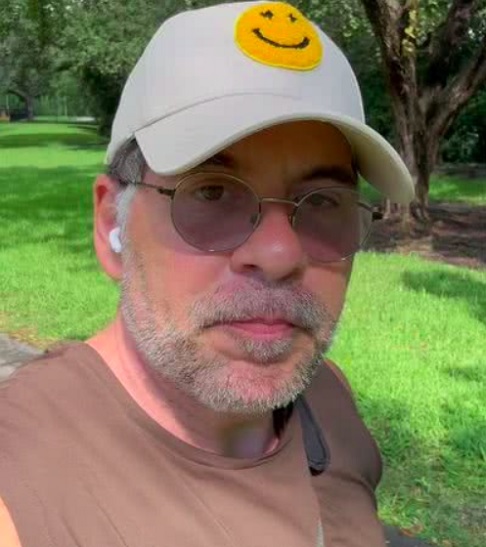 Hassum contou que, aos 21 anos, descobriu que seu pai, Carlos Alberto da Costa Moreira, era integrante da máfia italiana.