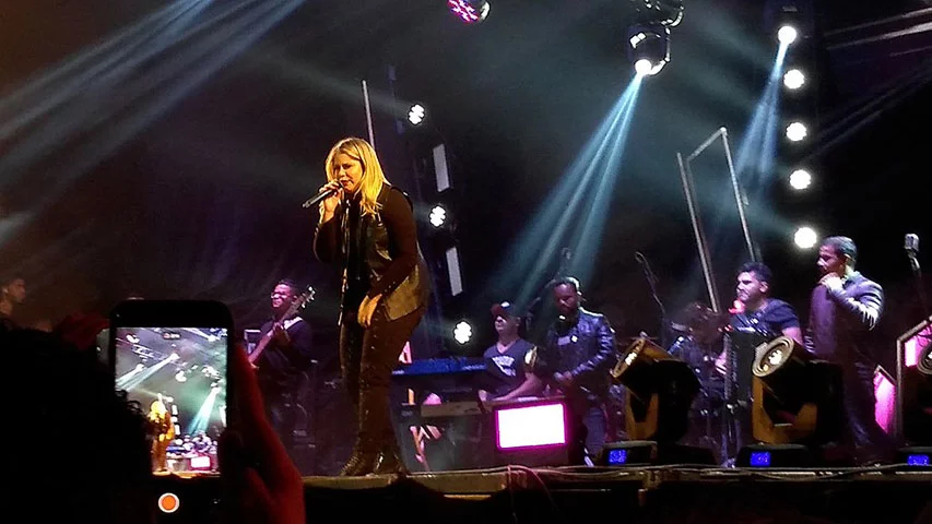 Marília chamava atenção pelo timbre forte (extensão de contralto) e também tocava violão. Ela destacou o papel da mulher no sertanejo e lançou uma ramificação que se tornou sua marca: a sofrência. 