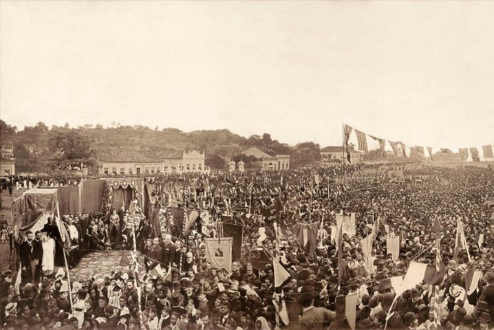 A abolição não foi um ato de bondade da monarquia, mas sim um resultado de intensas pressões do movimento abolicionista e diversas formas de resistência, como debates parlamentares, manifestações artísticas, revoltas e fugas.