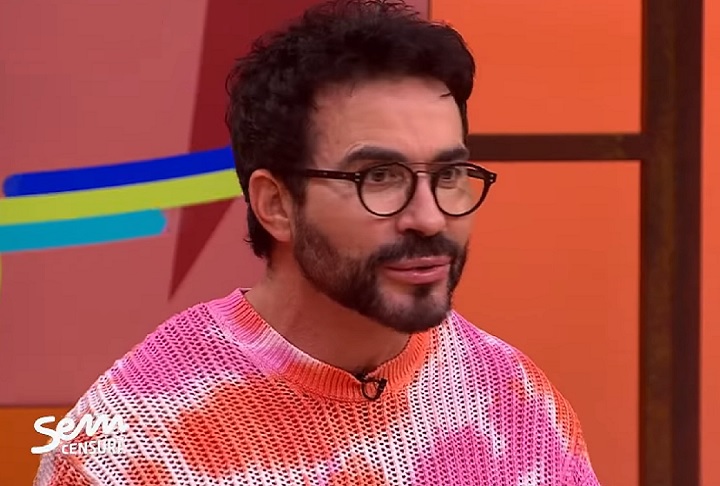 Ela jura de pés juntos que eu a amo, que sou apaixonado por ela, só que sou fraco e não sou capaz de assumir nosso amor, contou.