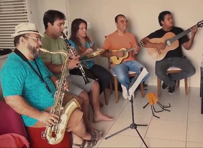 O choro -- ou chorinho -- é caracterizado por uma formação instrumental flexível, mas geralmente composta por violão, cavaquinho, pandeiro e flauta. 