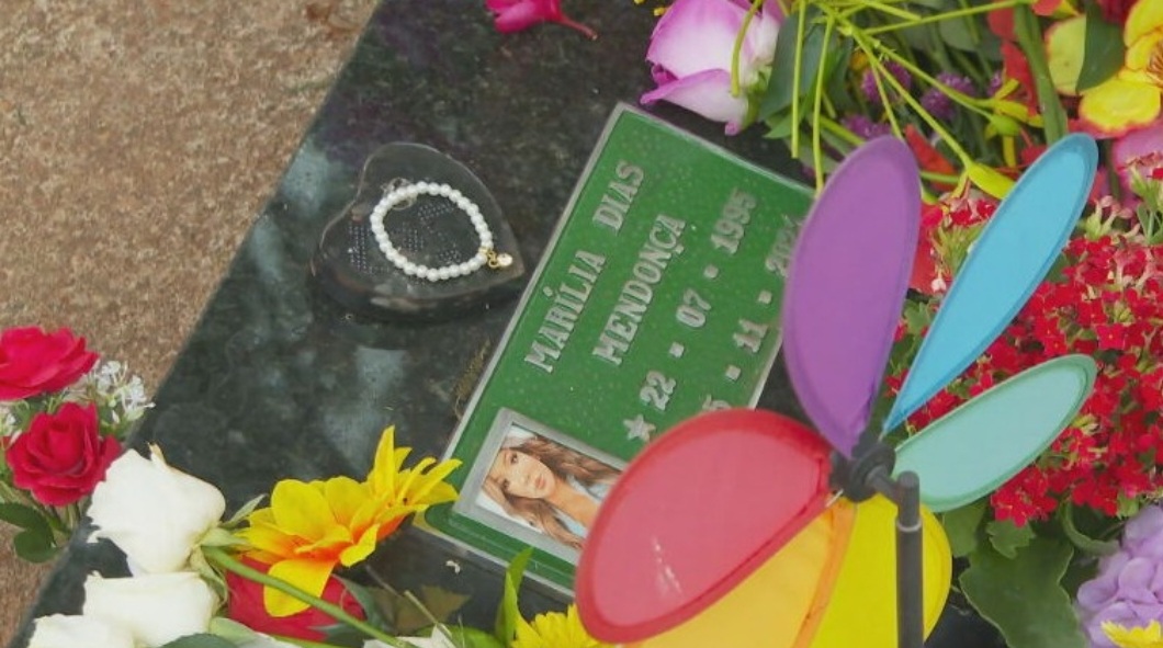 Em Goiânia, cidade onde Marília está enterrada, fãs ainda levam flores e fazem orações junto ao túmulo da artista. 
