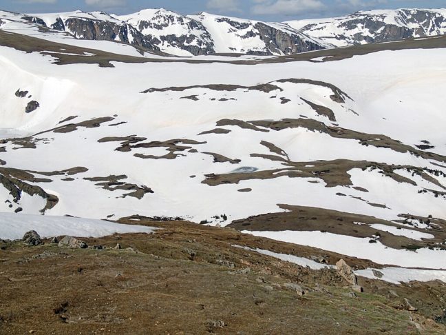 Os autores alertam que as mudanças no ecossistema podem ter impactos significativos, como a redução da neve em altitudes elevadas, afetando o fornecimento de água para irrigação e energia elétrica. 