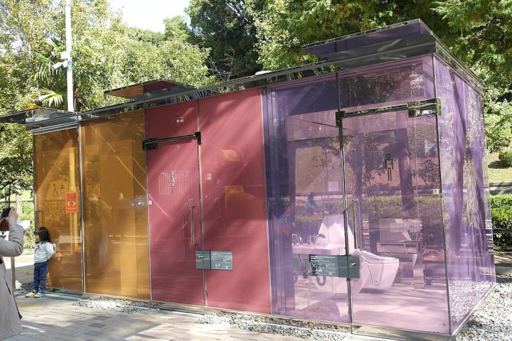 Feito com vidros coloridos e transparentes, a privacidade é garantida por uma tecnologia que torna os vidros opacos assim que a porta é trancada.