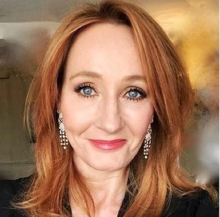 Todos os fãs sabem que Joanne Kathleen Rowling foi quem escreveu os livros da saga “Harry Potter”, mas talvez o que alguns não saibam é que a abreviação J. K. Rowling foi uma decisão do agente da editora.