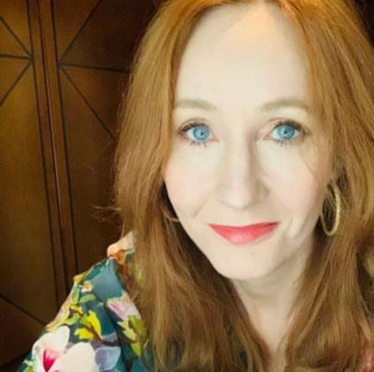Em junho de 2020, J. K. Rowling causou polêmica ao zombar de um artigo que utilizava a expressão “pessoas que menstruam”. Segundo Rowling, bastava dizer “mulheres”. A escritora foi duramente criticada e acusada de transfobia.