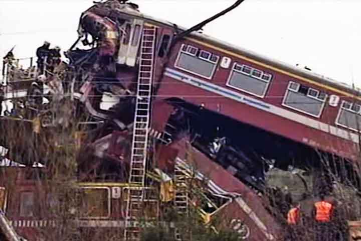 Foi considerado um dos piores desastres ferroviários na história do país, envolvendo a colisão frontal de dois trens de passageiros durante o horário de pico da manhã.