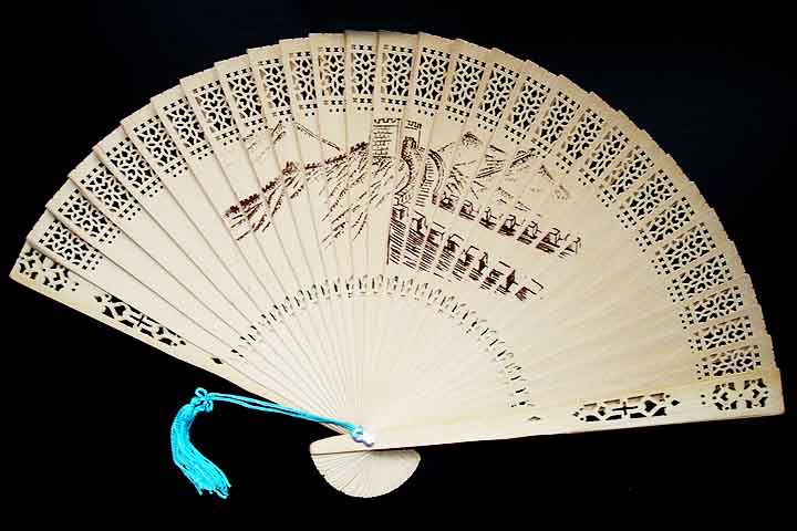 Utilizado para abanar o rosto e o corpo contra o calor, o leque é muito mais que um objeto para suavizar a temperatura. Ele se tornou um dos símbolos da realeza e atualmente está presente tanto no carnaval, quanto nas comunidades LGBTQIAPN+.