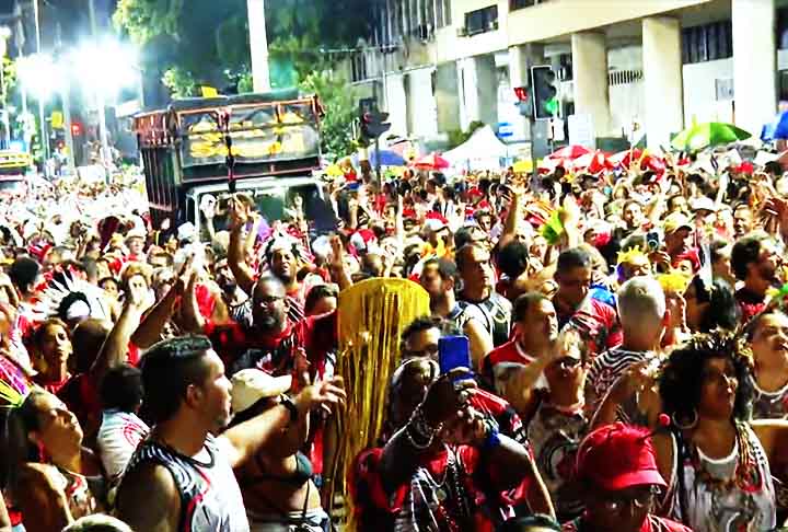 O texto também reforça que são proibidas manifestações preconceituosas e discriminatórias de qualquer natureza contra os integrantes do bloco.

