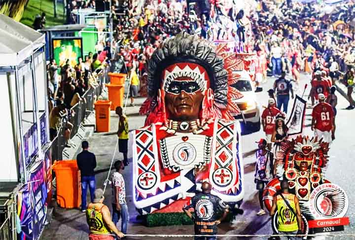 O bloco ganhou fama por seus desfiles empolgantes com indumentárias indígenas, que tornaram o Cacique de Ramos inconfundível. 
