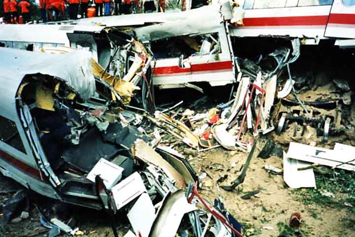 Desastre de Eschede (Alemanha, 1998): Um trem de alta velocidade descarrilou a 200 km/h, resultando em 101 mortos e mais de 100 feridos, sendo o pior acidente envolvendo um trem de alta velocidade na história.