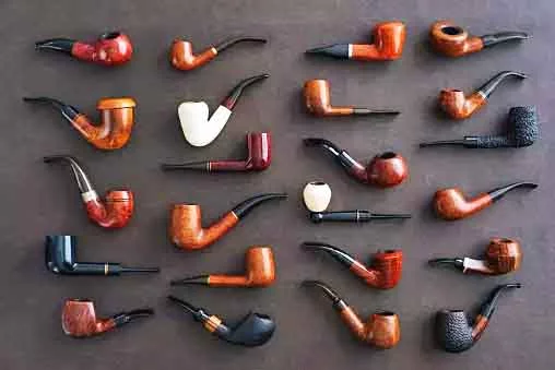 Cachimbos modernos combinam tradição e tecnologia, incluindo filtros e acabamentos que melhoram a experiência do fumante. O design evoluiu para atender diferentes gostos, desde estilos clássicos até peças contemporâneas mais arrojadas