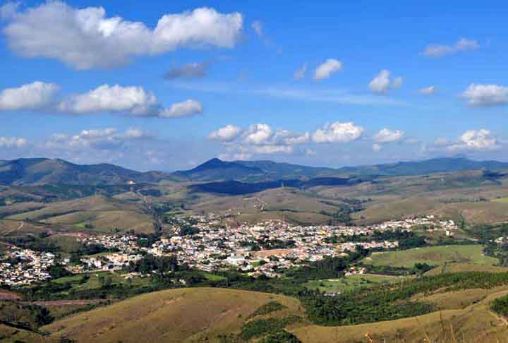 Bom Jardim de Minas(1.250m)- A cidade fica a 290 km de Belo Horizonte, tem cerca de 6.500 habitantes e é conhecida por suas belezas naturais e clima frio. O carnaval da cidade - popular na região - e a festa do padroeiro no mês de agosto atraem visitantes. Na agropecuária, destaca-se na produção de leite e queijos.