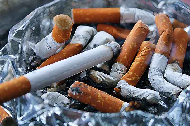 O cigarro é o mais amplamente associado a riscos de saúde, como câncer, doenças cardiovasculares e respiratórias. A inalação direta e contínua da fumaça aumenta significativamente o risco de doenças pulmonares, como enfisema e bronquite crônica, além de doenças cardíacas.
