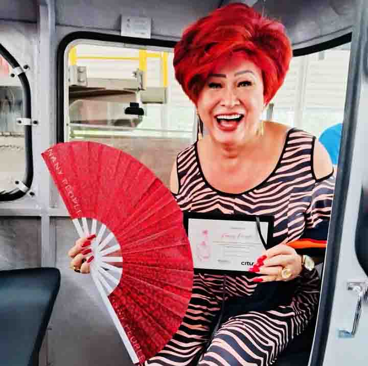 A humorista, cantora, atriz e repórter brasileira Nany People sempre carrega consigo um leque. Ela já revelou que usou o leque pela primeira vez aos 18 anos. 