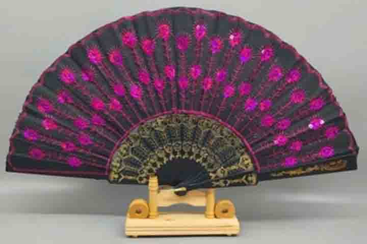 A coleção de leques da Fundação Maria Luisa e Oscar Americano encaixa-se na categoria de “leques comemorativos”. A ideia de se perpetuar acontecimentos notáveis nos leques surgiu na França, no século XVII.