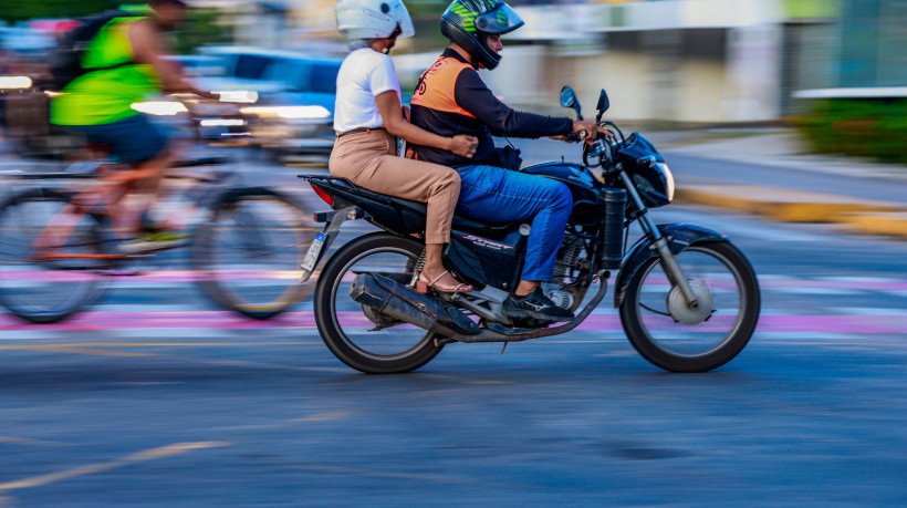 Fortaleza, CE, BR 12.02.25  Mulheres utilizando serviço  Moto  Uber  (FCO FONTENELE/O POVO)
