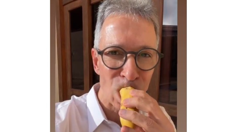 Romeu Zema comendo banana com casca