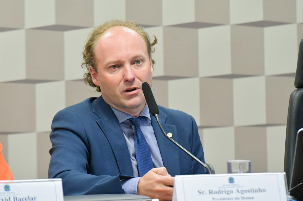 Comissão de Meio Ambiente (CMA) promoveu audiência pública interativa para debater sobre as potencialidades econômicas das reservas previstas de petróleo e gás na Margem Equatorial, e sobre os desafios para a garantia de condições ambientais seguras para a exploração desses recursos. Presidente do Ibama, Rodrigo Agostinho, em pronunciamento, à mesa(Foto: Geraldo Magela/Ag Senado) Comissão de Meio Ambiente (CMA) promoveu audiência pública interativa para debater sobre as potencialidades econômicas das reservas previstas de petróleo e gás na Margem Equatorial, e sobre os desafios para a garantia de condições ambientais seguras para a exploração desses recursos. Presidente do Ibama, Rodrigo Agostinho, em pronunciamento, à mesa(Foto: Geraldo Magela/Ag Senado)