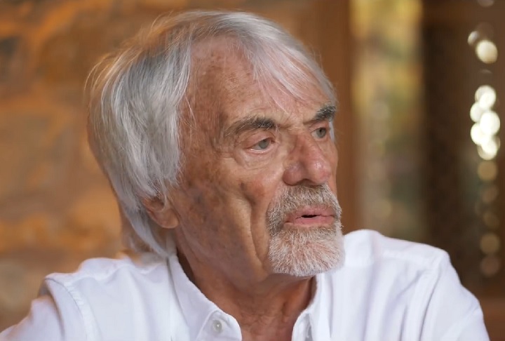 Ecclestone também criticou o estilo pessoal do britânico fora das pistas. Como um cara que ganhou títulos mundiais e tem dólares no banco pode se vestir do jeito que se veste? Não sou fã disso, questionou o ex-CEO.